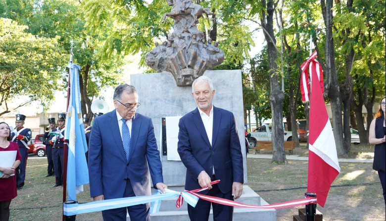 Alak inauguró el monumento al general José de San Martin en la plaza ...