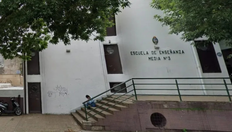 Suspendieron las clases en una escuela de La Plata luego de detectar indicios de materiales compatibles con asbesto