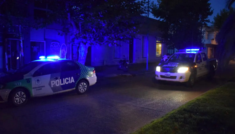 Un vecino de La Plata denunció que policías le robaron durante un allanamiento a su casa