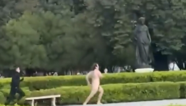 Detuvieron a un hombre que caminaba desnudo por la zona de plaza Moreno en La Plata