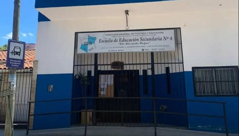 Una alumna atacó con varias puñaladas a un compañero de escuela
