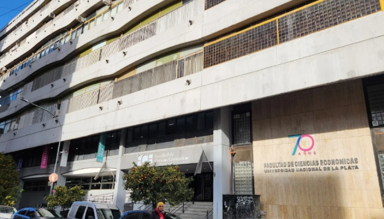 Conmoción por una amenaza en la Facultad de Ciencias Económicas de La Plata: "Prepárense que el martes 5/5 tiroteo"