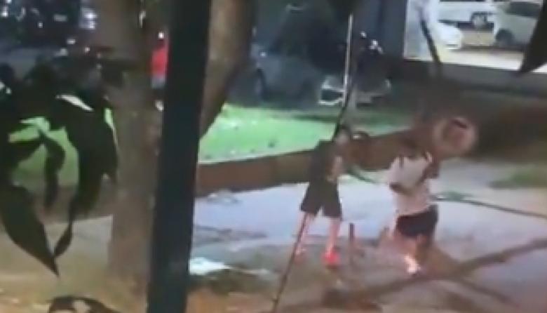 Un joven de La Plata se robó el cartel de "Prohibido Estacionar" luego de haber sido multado en dos oportunidades