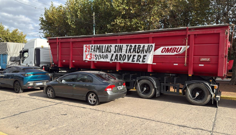 Fleteros protestan frente a Cargill por 29 transportistas despedidos en Arribeños