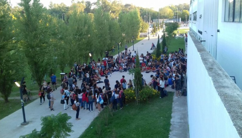 La izquierda responde a libertarios de la UNLP: "Militan el desfinanciamiento de la educación"
