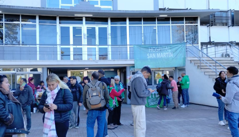 Trabajadores del Hospital San Martin de La Plata denunciaron "el ajuste del Gobierno nacional"