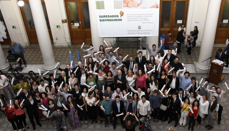 La UNLP se consolidó como la 3° universidad pública del país en cantidad absoluta de egresos