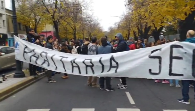 Trabajadores de Infraestructura de la Provincia cortaron Avenida 7 de La Plata