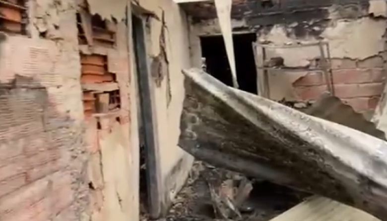 Un incendio destruyó tres viviendas en el barrio de Villa Castells