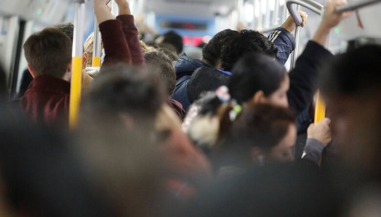 Casi sin micros, los usuarios de La Plata buscan alternativas, gastan más y viajan muy mal