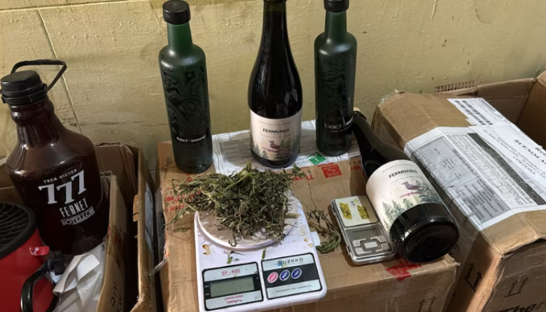 Desbaratan una organización que producía y comercializaba un fernet con cannabis