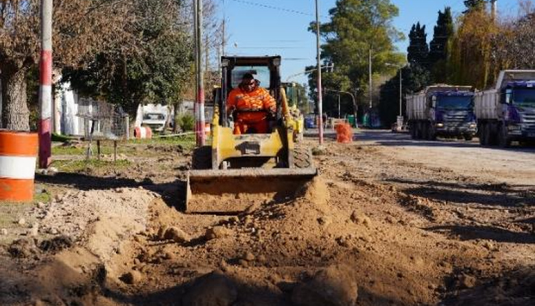 Plan 1.000 cuadras: Avanza la colocación de caños en avenida 60 entre 154 y 155