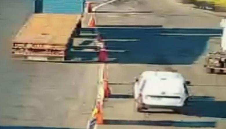 Violencia en Autopista Buenos Aires - La Plata: atacó a inspectores, les robó y se fugó