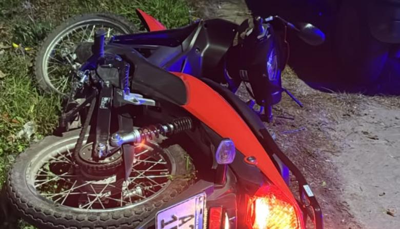 Una moto Honda Wave impactó contra un árbol en Berisso y hubo una víctima fatal