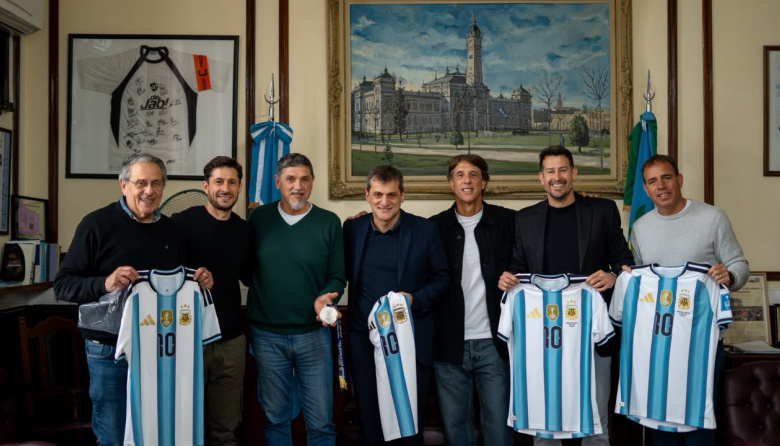 Los platenses del cuerpo técnico de la Selección visitaron el Municipio de La Plata