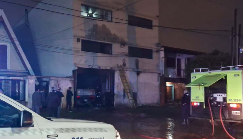 Un incendio afectó una vivienda en Los Hornos mientras la familia se encontraba durmiendo