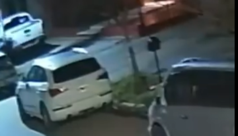 Un hombre quiso incendiar un auto en Tolosa y se le prendió fuego parte de la ropa