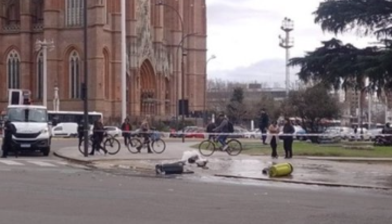 Un conductor se descompensó al volante y terminó contra el frente de una casa