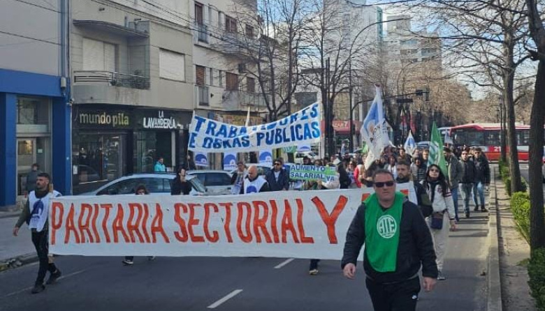 ATE y AEMOPBA marchan al Ministerio de Economía por la paritaria de Infraestructura