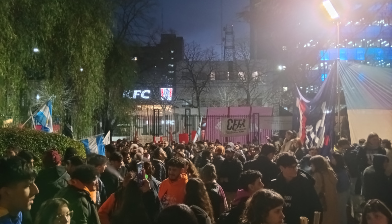 Docentes, no docentes y estudiantes unidos en un banderazo por la ley de financiamiento