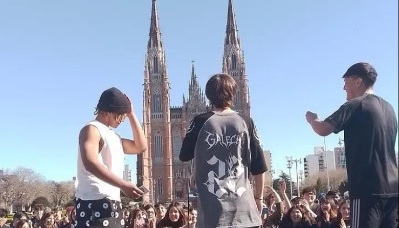Este sábado se realizó la 2° "Batalla de Aura" en la Plaza Moreno de La Plata
