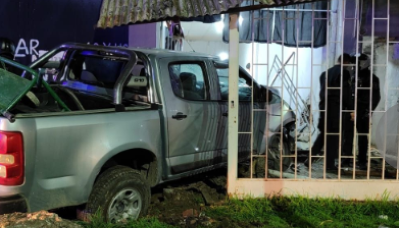 Una camioneta chocó una casa y el test de alcoholemia al conductor dio positivo