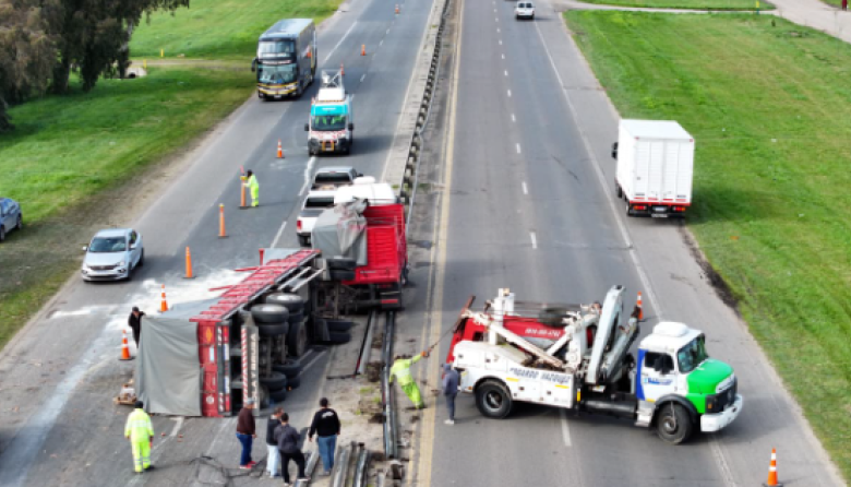 Volcó un camión en Ruta 2 luego de que reventara uno de sus neumáticos