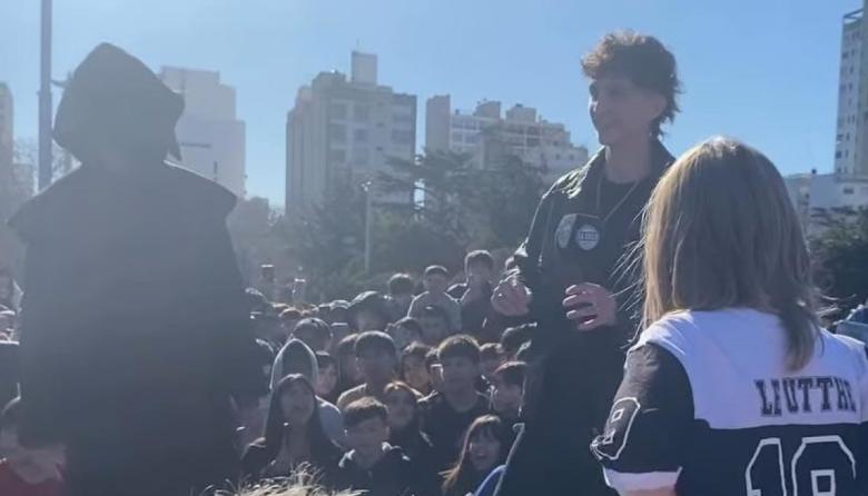 La primera batalla de “farmear aura” llegó a la Plaza Moreno de La Plata