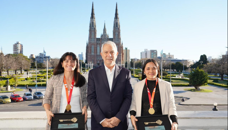 María José y Victoria Granatto, campeonas con Las Leonas, fueron distinguidas en La Plata