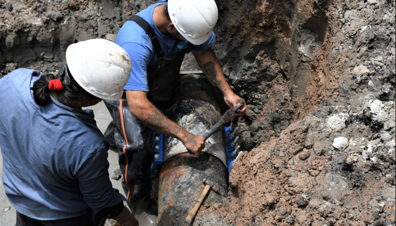 Berisso: operarios de ABSA trabajan en una rotura en Avenida Juan Perón y calle 30