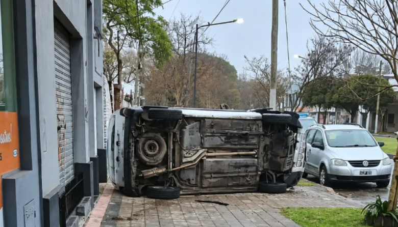 Este sábado un auto terminó sobre la vereda y contra el frente de una vivienda