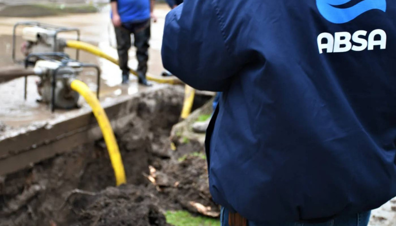 ABSA realiza tareas en la red de agua en Berisso y hay baja la presión en un sector