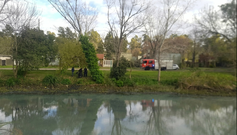 Rescataron a un hombre que cayó a un canal de Berisso y quedó atrapado en el barro