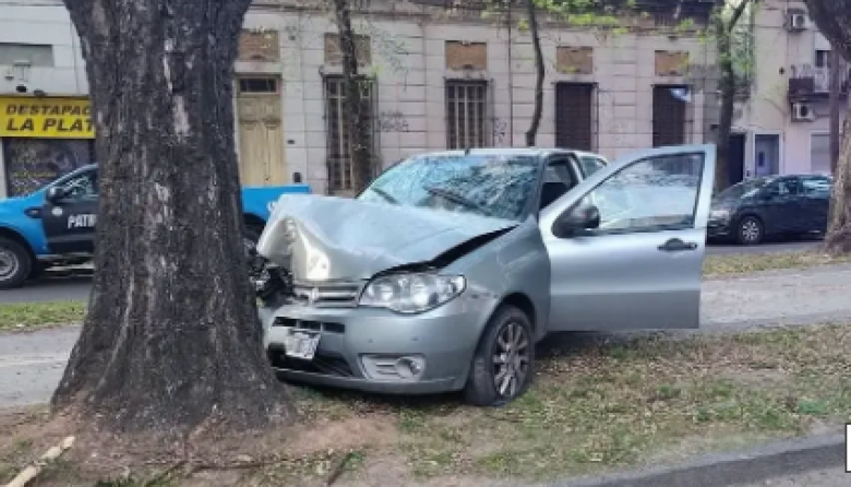 Un conductor perdió el control de su auto y terminó contra un árbol en La Plata