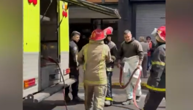 Incendio en un departamento del centro de La Plata y corte de tránsito