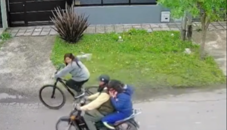 Dos motochorros interceptaron a una ciclista y le robaron el celular en Melchor Romero