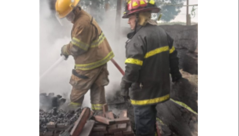 Un incendio afectó en la madrugada de este martes una maderera en Arturo Seguí