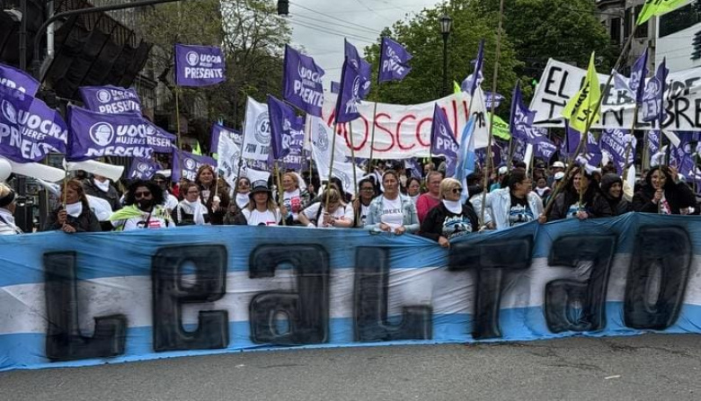 La Agrupación Blanca y Azul de la UOCRA marchó en La Plata para pedir por Iván Tobar
