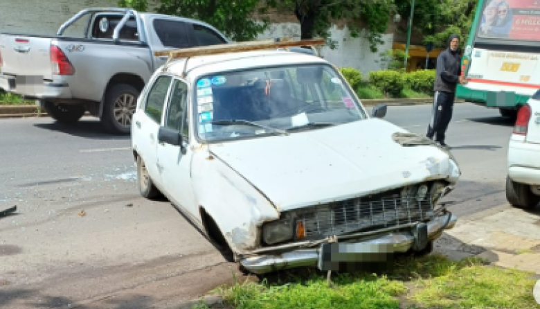 El chofer de un colectivo chocó con un auto estacionado cerca del Cementerio