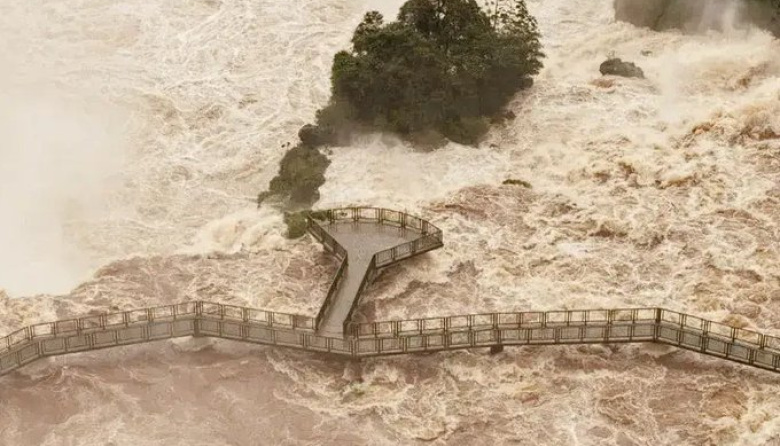 Cerraron dos circuitos de las Cataratas del Iguazú ante el aumento del caudal del río