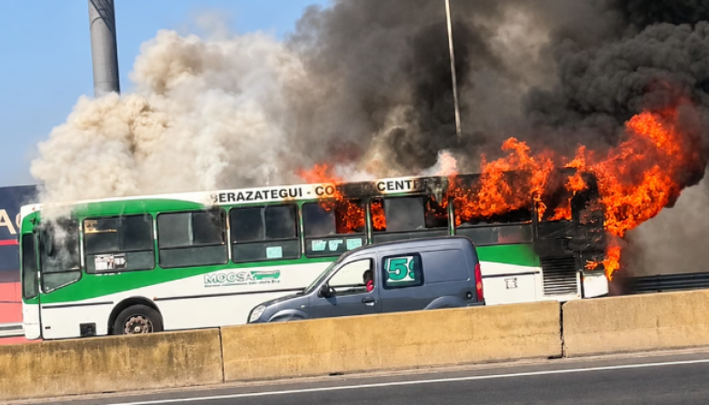 Un micro de la línea 159 se incendió este miércoles en la Autopista La Plata-Buenos Aires