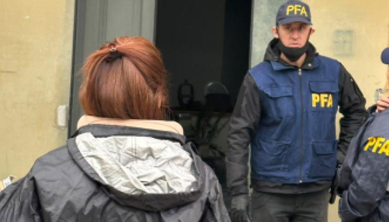 Encontraron trabajadores que vivían entre residuos tóxicos y cumplían jornadas de 12 horas