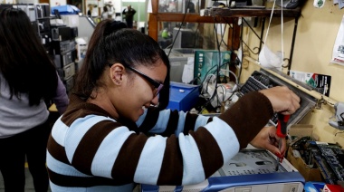 La UNLP lanzó un curso básico de armado y reparación de PC para estudiantes de todas las carreras