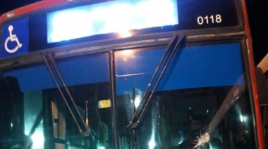 Detuvieron a un vecino de La Plata que ataca a micros y choferes porque le “molesta” que pasen frente a su casa