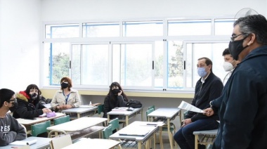 Garro visitó la Escuela Secundaria N° 43 de Villa Garibaldi y celebró el Día del Estudiante con alumnos del último año