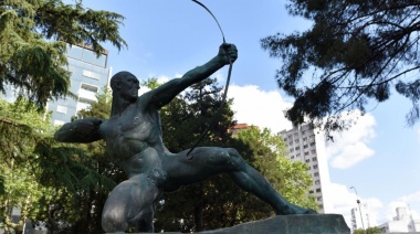 Frente a la Catedral de La Plata restauraron la estatua de “Hércules Arquero”, que desde hace 40 años estaba incompleta