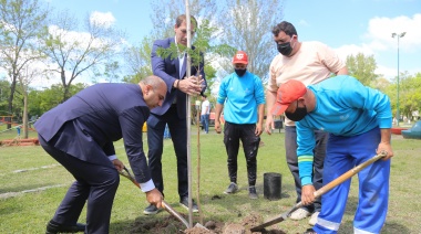 Plantaron cien árboles donados por la Embajada de Azerbaiyán