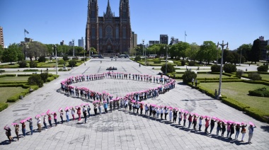 En el Día Mundial de la lucha contra el Cáncer de Mama la ciudad de La Plata se vistió de rosa