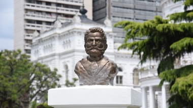 Colocaron un monumento a Pedro Benoit en los jardines del Palacio Municipal de La Plata