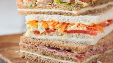Qué es la torta sandwich, el invento platense que le dio una vuelta de rosca a la comida creada en el siglo XVIII